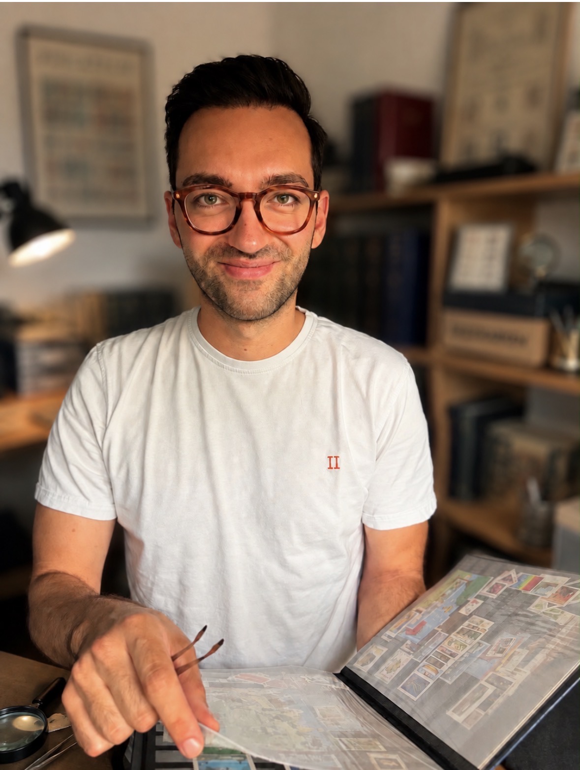 Benjamin Brandstetter beim Durchsehen einer Briefmarkensammlung